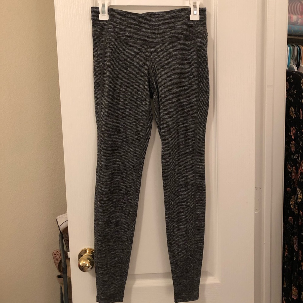 Gray patterned workout leggings